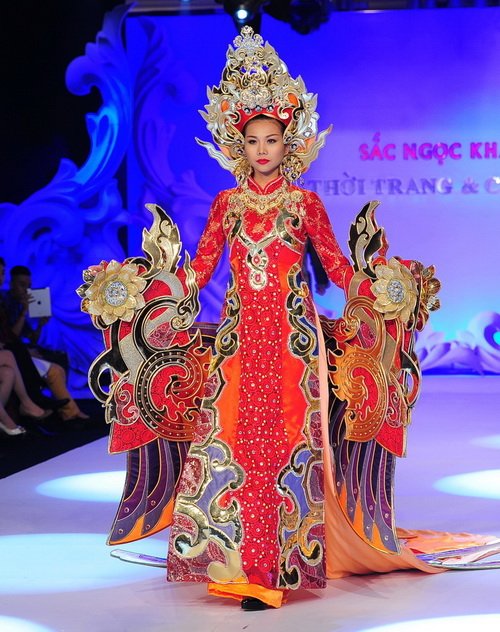 Trong bộ áo dài cách tân của bộ ba NTK Lê Long Dũng - Mộc Thanh - An Kha, Thanh Hằng trở nên kiêu sa, lộng lẫy.